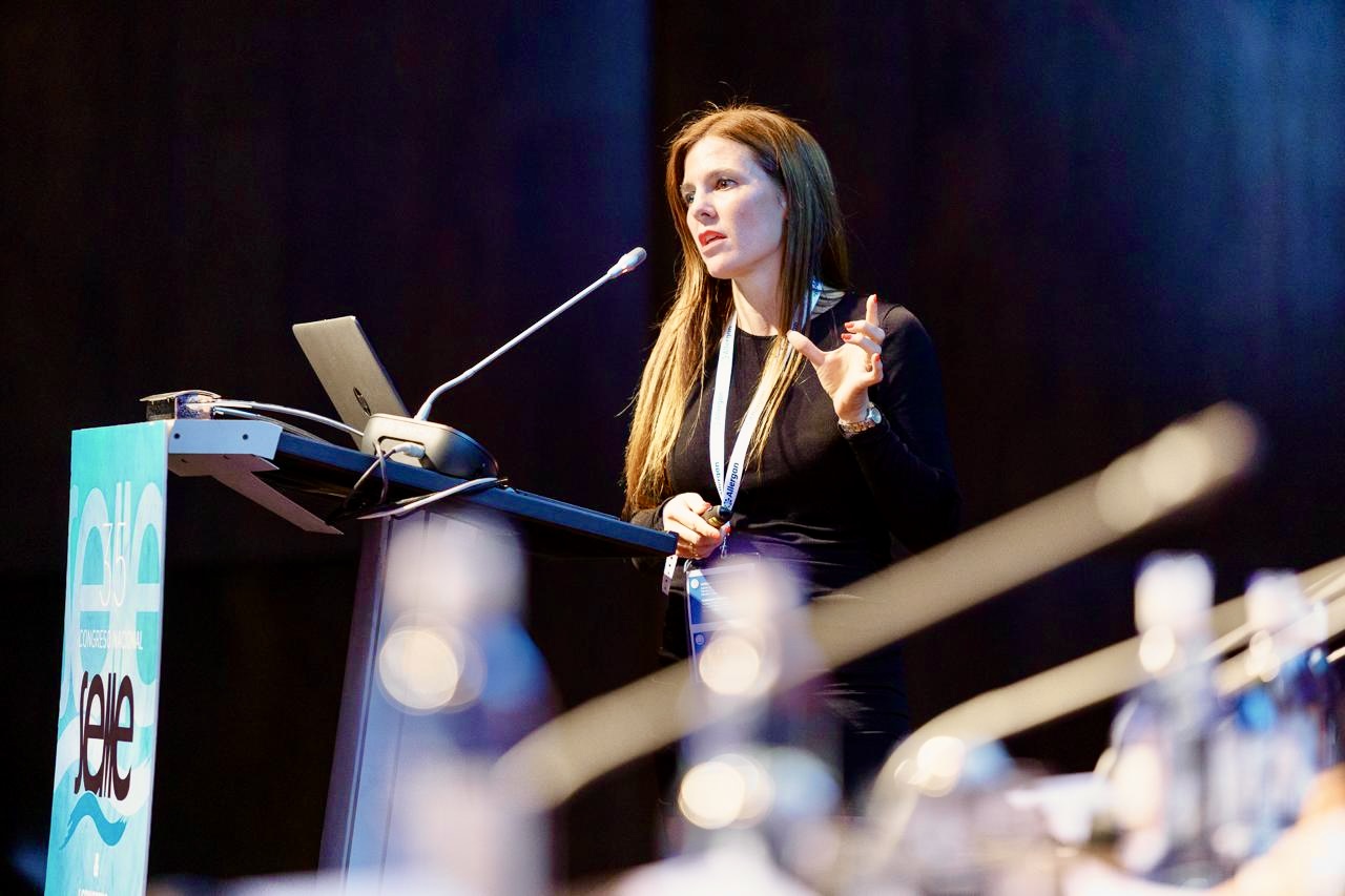 Dra. Peláez disertando en el Congreso Nacional SAI