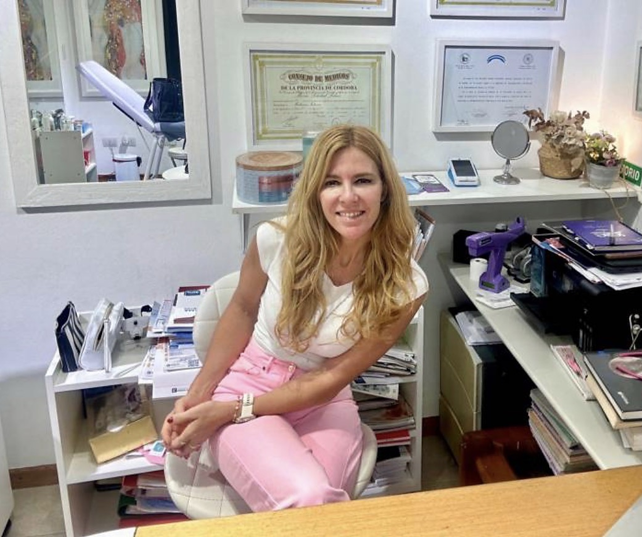 Dra. Peláez en su consultorio