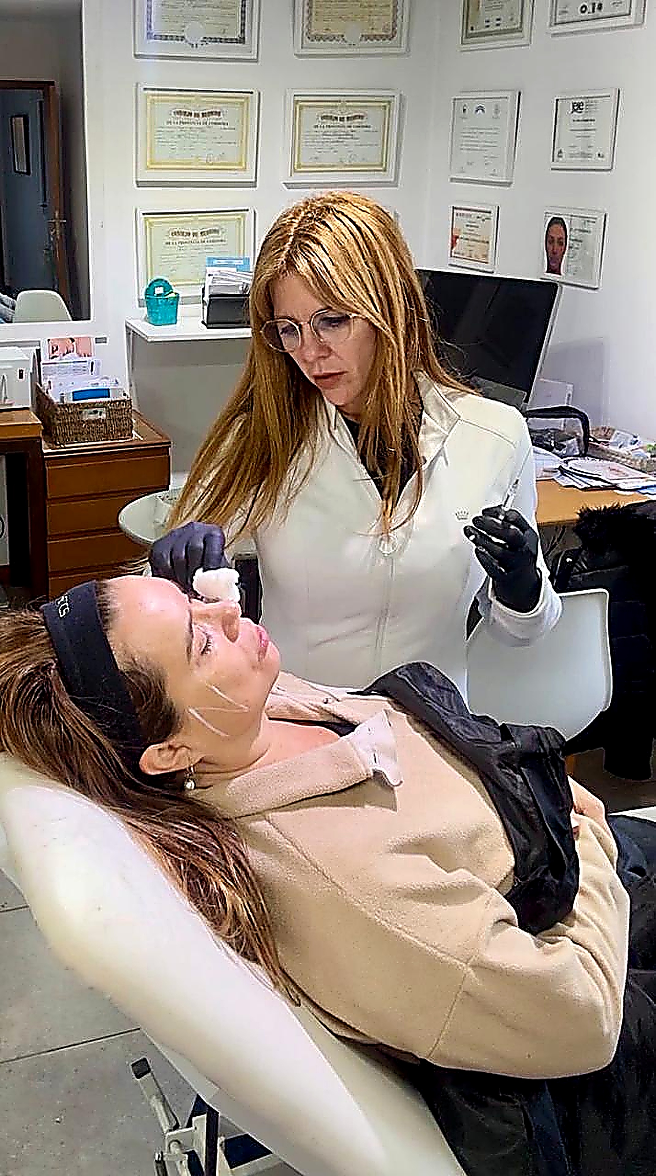 Dra. Peláez aplicando rellenos dérmicos en consultorio