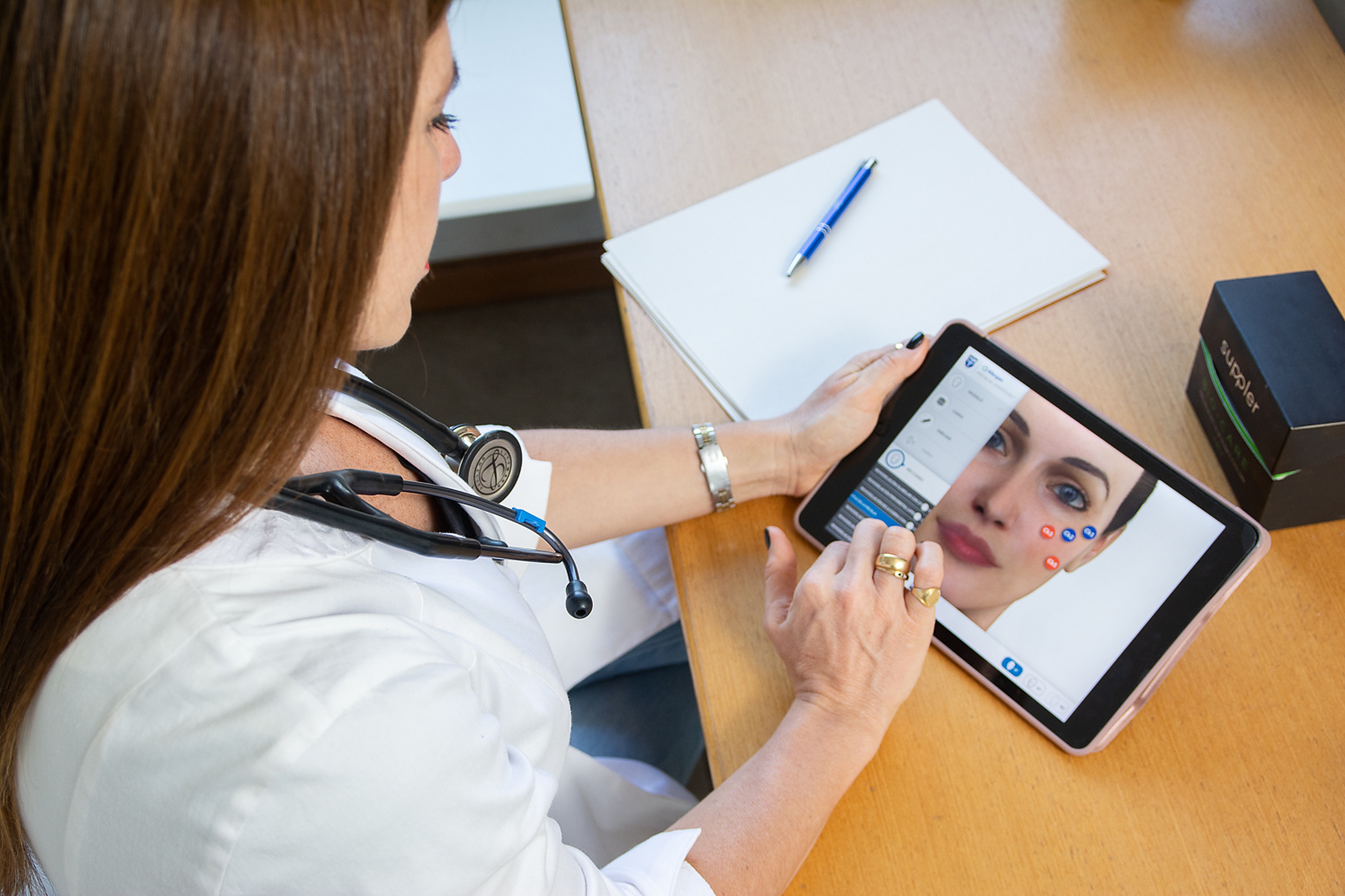 Consulta con tablet, análisis de piel